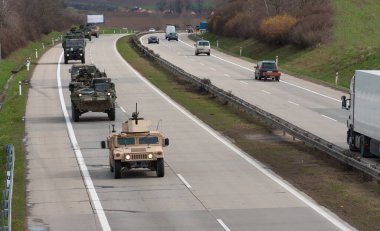  ABD askeri konvoyu Çek Cumhuriyeti 'nden geçiyor. Stryker 'lar, Humvee' ler, zırhlı araçlar otoyolda gidiyor. .