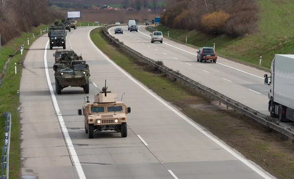 美国军队的运输队从捷克共和国经过 越野车 悍马车 轮式装甲车在高速公路上行驶 — 图库照片