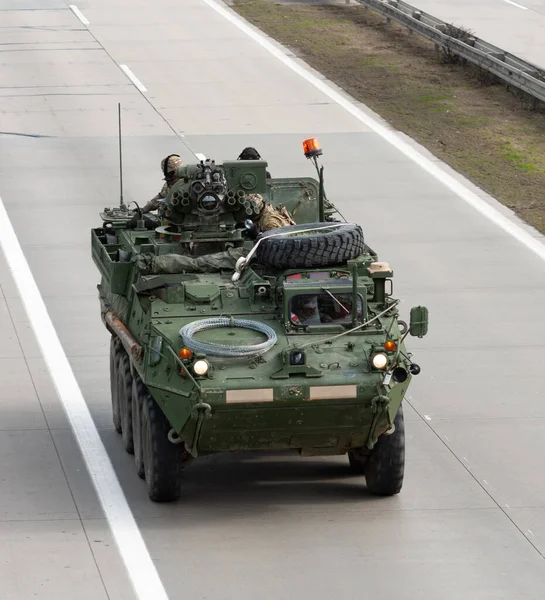 Yhdysvaltain Armeijan Saattue Kulkee Tsekin Tasavallassa Strykers Pyörillä Panssaroitu Ajoneuvon — kuvapankkivalokuva