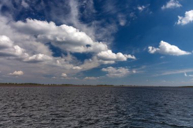 Çek Cumhuriyeti Jeseniky Dağları 'ndaki pompalı hidroelektrik santralinin su deposu Dlouhe Strane..