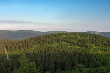 Vresnik, Çek Cumhuriyeti Jeseniky Dağları 'ndaki pompalı depolama hidroelektrik santrali Dlouhe Strane' in üst su rezervinden görüş.. 