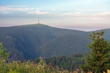 Övülen dağın tepesinde, Çek Cumhuriyeti 'nin Jeseniky Dağları' ndaki pompalı hidroelektrik santrali Dlouhe Strane 'nin su deposundan manzara.
