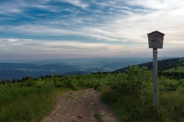 Çek Cumhuriyeti 'nin Jeseniky Dağları' ndaki pompalı hidroelektrik santrali Dlouhe Strane 'nin üst su rezervinden Kouty nad Desnou manzarası