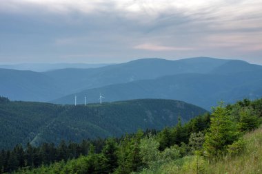 Bear Dağı 'ndaki rüzgar türbinleri, Çek Cumhuriyeti' nin Jeseniky Dağları 'ndaki pompalı hidroelektrik santrali Dlouhe Strane' in su deposunun üst su rezervinden görüş.