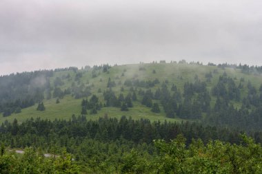 Mravenecnik Tepesi, Çek Cumhuriyeti 'nin Jeseniky Dağları' ndaki pompalı hidroelektrik santrali Dlouhe Strane 'nin üst su rezervinden görüş.
