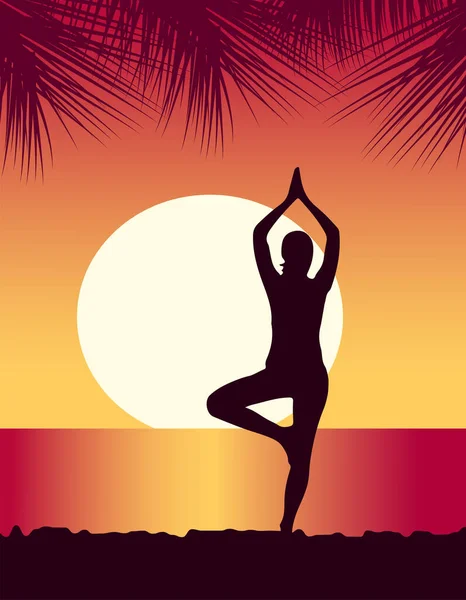 Yogacı kız gün batımında sahilde meditasyon yapar.