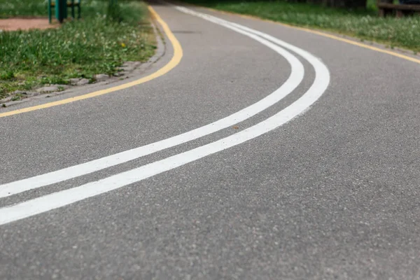 Spring Park 'ta işaretli bisiklet yolundan dön. Boş yol.