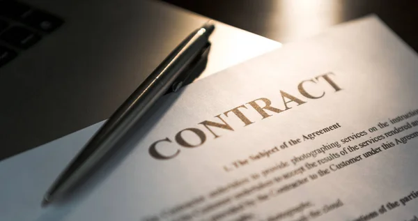 Sözleşmeyi imzaladığın için kalem. Tükenmez kalem ve sözleşme laptopta..