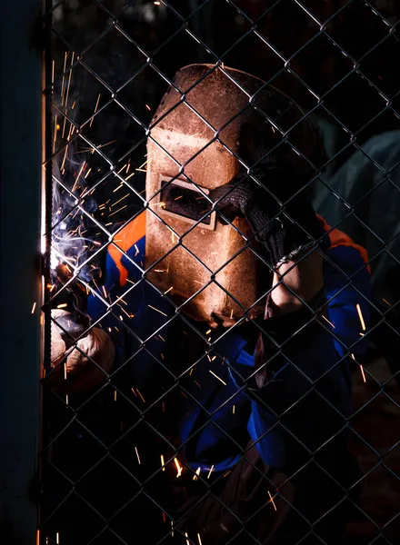 Homem Forte Soldador Uniforme Azul Alaranjado Máscara Solda Produto Metal — Fotografia de Stock