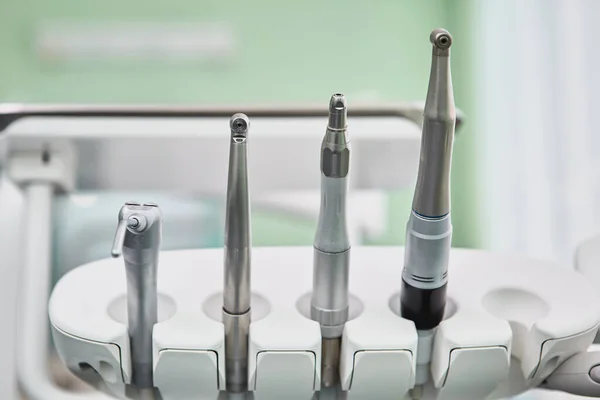 牙科医生诊所牙床上的牙钻及其他牙科工具 — 图库照片