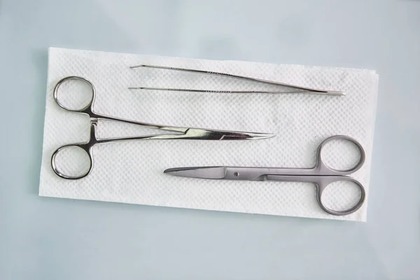 Zestaw Medyczny Drobny Nożyczkami Chirurgicznymi Pęsetą Zaciskiem Leży Serwetce — Zdjęcie stockowe