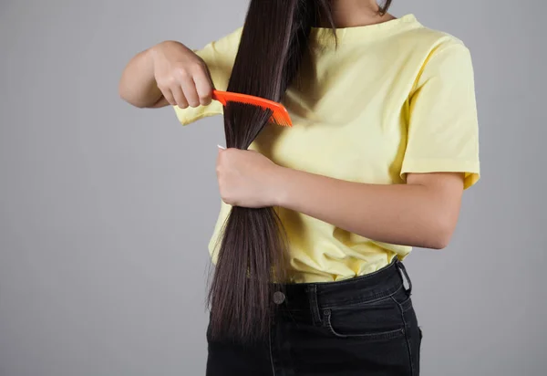 Frau Kämmt Ihre Haare Schönes Haarkonzept — Stockfoto