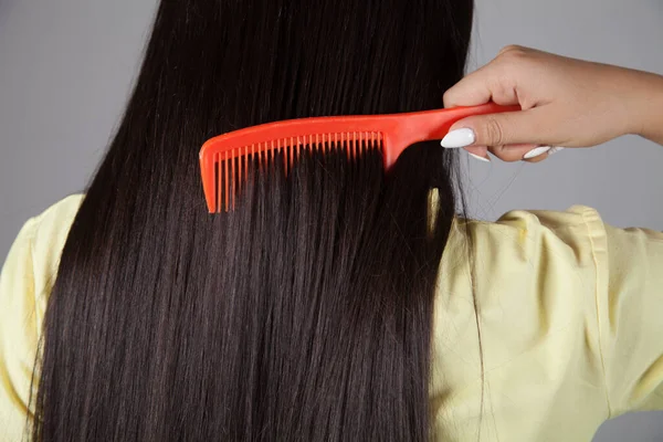 Γυναίκα Χτενίζει Μαλλιά Της Όμορφη Έννοια Μαλλιών — Φωτογραφία Αρχείου