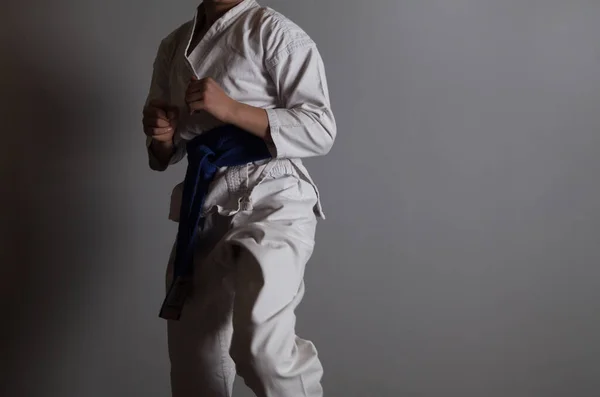 Młody Chłopak Trenuje Karate Szarym Tle Chłopiec Kimono — Zdjęcie stockowe