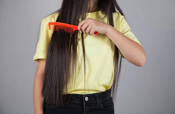 Frau Kämmt Ihre Haare Schönes Haarkonzept — Stockfoto