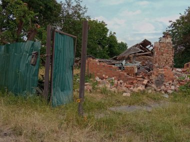 Yıkılmış ev ve bombalamanın sonucu. Kyiv bölgesi, Ukrayna