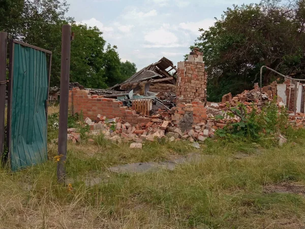 Yıkılmış ev ve bombalamanın sonucu. Kyiv bölgesi, Ukrayna