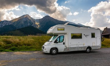 Zdiar, Slovakya - 12 Eylül 2021: Fiat Ducato, Belianske Tatras 'ın arka planına karşı otoparktaki bir karavan versiyonunda.
