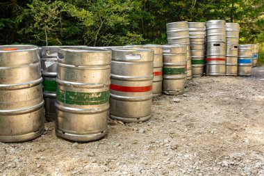 Tatranske Matliare, Slovakya - 16 Eylül 2021: Biralı variller Pilsner Urqueli, Saris ve dağ dağ evine giderken depolanan Kofola.