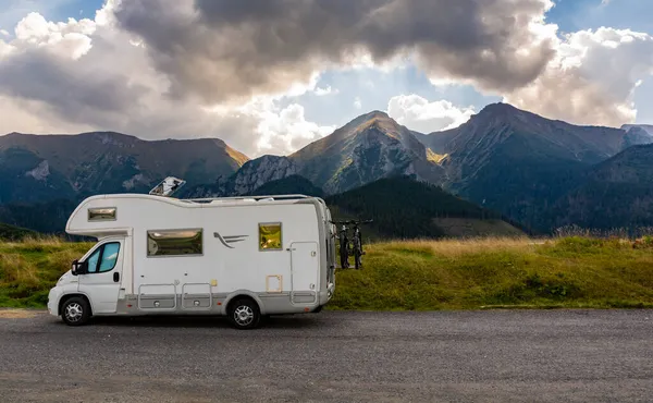 Zdiar, Slovakya - 12 Eylül 2021: Fiat Ducato karavan versiyonu bagajında bisikletler, Belianske Tatras 'a bakan otoparka park edilmiş..