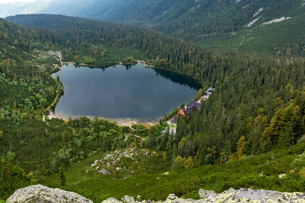 Jezioro Szczyrbskie Słowacja Września 2021 Widok Popradzkie Jezioro Schronisko Górskie — Zdjęcie stockowe