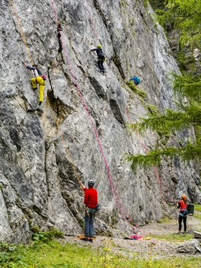 Tatranska Kotlina, Slovakya - 05 Eylül 2021: Kaya tırmanışı. Eski taş ocağı bu tür spor aktiviteleri için iyi bir yer..