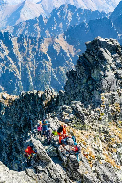 Palenica Bialczanska Polen September 2021 Scrambling Gruppe Mennesker Bjerghøjderyg Royaltyfrie stock-fotos