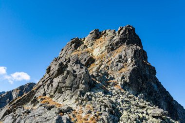 Tatra Dağları 'nda kısa bir kayalık çim tepesi.