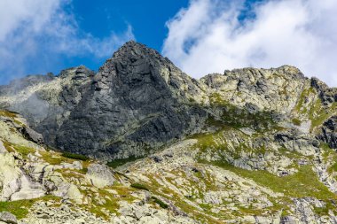 Volowa Turnia (Volia veza) zirvesinin güney duvarı ve Slovakya 'daki High Tatras' ta tırmanma rotaları.