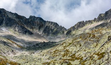 High Tatras 'ın ana sırtındaki vadiden bir görüntü..