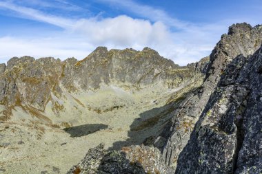 Yüce Tatras. Vadiyi göletlerle çevreleyen bir tepe..