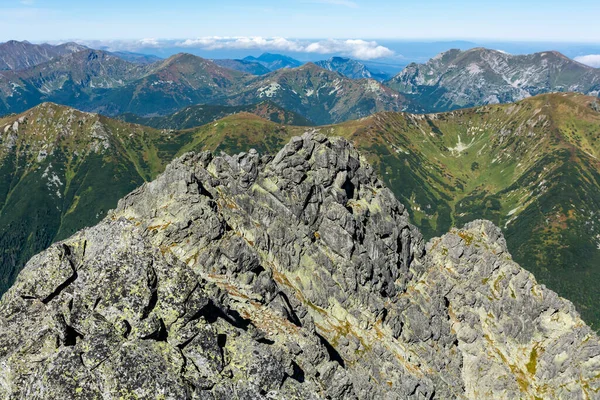 Rotsachtige Bergkam Van Hoge Tatra Tegen Graspieken Van Westelijke Tatra — Stockfoto