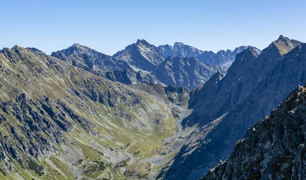 Het Dal Omgeven Door Rotsachtige Bergkammen Herfst Uitzicht Ochtend — Stockfoto