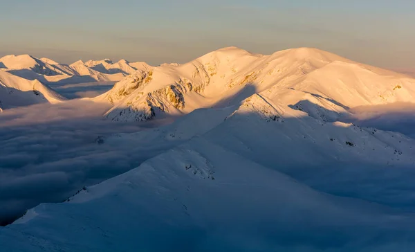 黄金の時間で上昇する太陽の光の冬の山のピーク — ストック写真