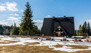 Ujsoly, Polonya - 12 Nisan 2022: Zywiec Beskids 'daki Hala Krawcula' da Dağ Kulübesi PTTK (Polonya Turizm ve Turizm Topluluğu).