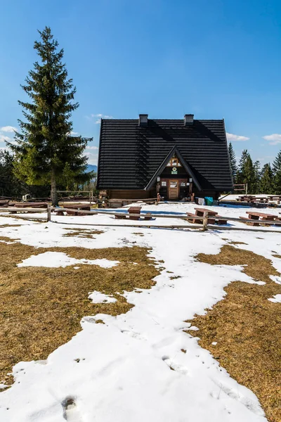 Ujsoly Polonia Abril 2022 Sendero Nieve Cabaña Montaña Pttk Sociedad — Foto de Stock