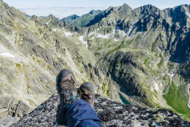 Tatranska Polianka, Slovakya - 3 Temmuz 2022: Yüksek dağlara güvenli bir yolculuk için, bu alanda uzmanlaşmış üreticinin ekipmanları tavsiye edilmektedir (Mammut Kento Low ve Eisfeld Light SO).