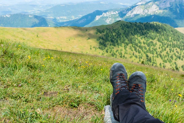 Soaked Approach Shoes Walking Grassy Trails Tourists Rest Bosom Nature — Foto Stock