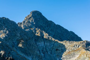 Tatra Dağları 'nın Ana Sırtı' nın bir parçası. Kuzey sergileri. İlk bahar dondurmaları görünür..
