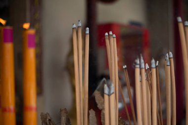 Küçük ve büyük tütsü, çeşitli konularda tanrılardan dua istemek için bir tapınağa veya kutsal bir yere kişisel inançlarına göre.