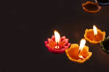 Nilüfer mum ışığı ve alevler küvette yüzer, Budist inançları tapınaktadır.