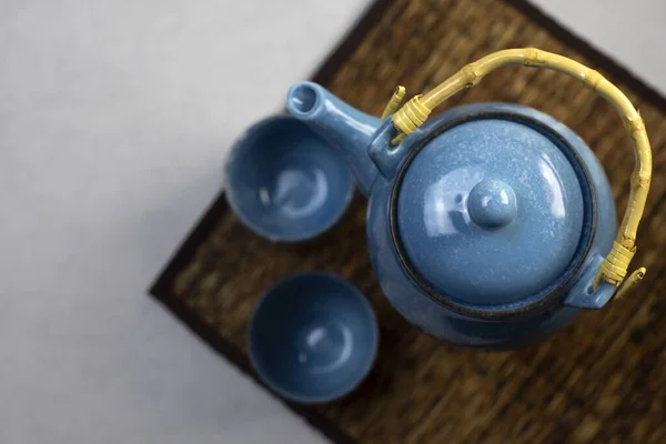 Gri Arkaplanda Mavi Seramik Çaydanlık Her Gün Çay Içerek Her — Stok fotoğraf