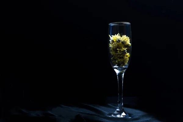 黒を基調としたワイングラスワイングラスには黄色のドライフラワーがあります — ストック写真