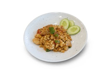 Beyaz arkaplanda makarna ve domates sosu, makarnanın kesme yolu ile silindirik, içi boş, kısa, yumuşak ve çiğnenebilir bir makarna türüdür. İtalyan mutfağının temel bir bileşenidir. Yemek gibi pek çok yemekte kullanılabilir.