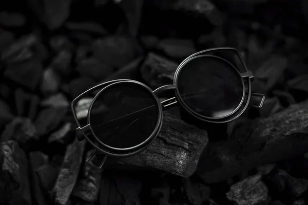 Gafas Lentes Negras Forma Redonda Sobre Fondo Negro Carbón Son —  Fotos de Stock