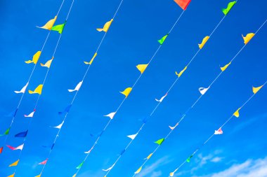 Mavi gökyüzünde üçgen renkte halkalar