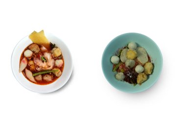 Yeşil fincanda kurutulmuş sarı erişte ve beyaz arka planda kırpma yolu olan erişte.