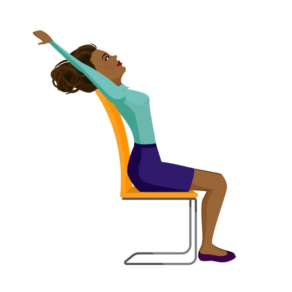 सुंदर अफ्रीकी अमेरिकी महिला कार्यालय की कुर्सी पर पीठ के लिए व्यायाम कर रही है। स्वस्थ बैकबेंड पोज़ में व्यवसायी महिला . — स्टॉक वेक्टर