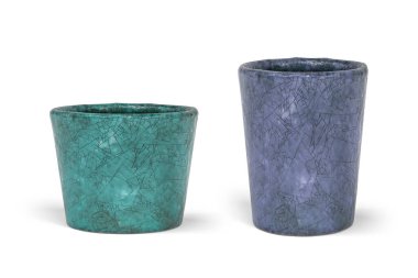 Beyaz arkaplanda iki seramik saksı - 3D görüntüleme