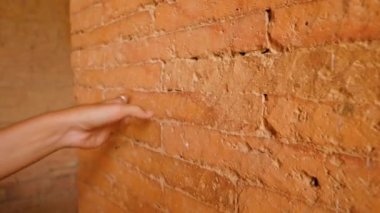 Kadın El Eski Tuğla Duvarı 'na dokunuyor. Geleneksel Burma Tapınağını Keşfeden Genç Turist Kadın. Seyahat Macerası Yaşam Tarzı Tatil Konsepti. 4K Slowmotion Steadycam Beni Takip Et Görüntüsü. Bagan, Myanmar..